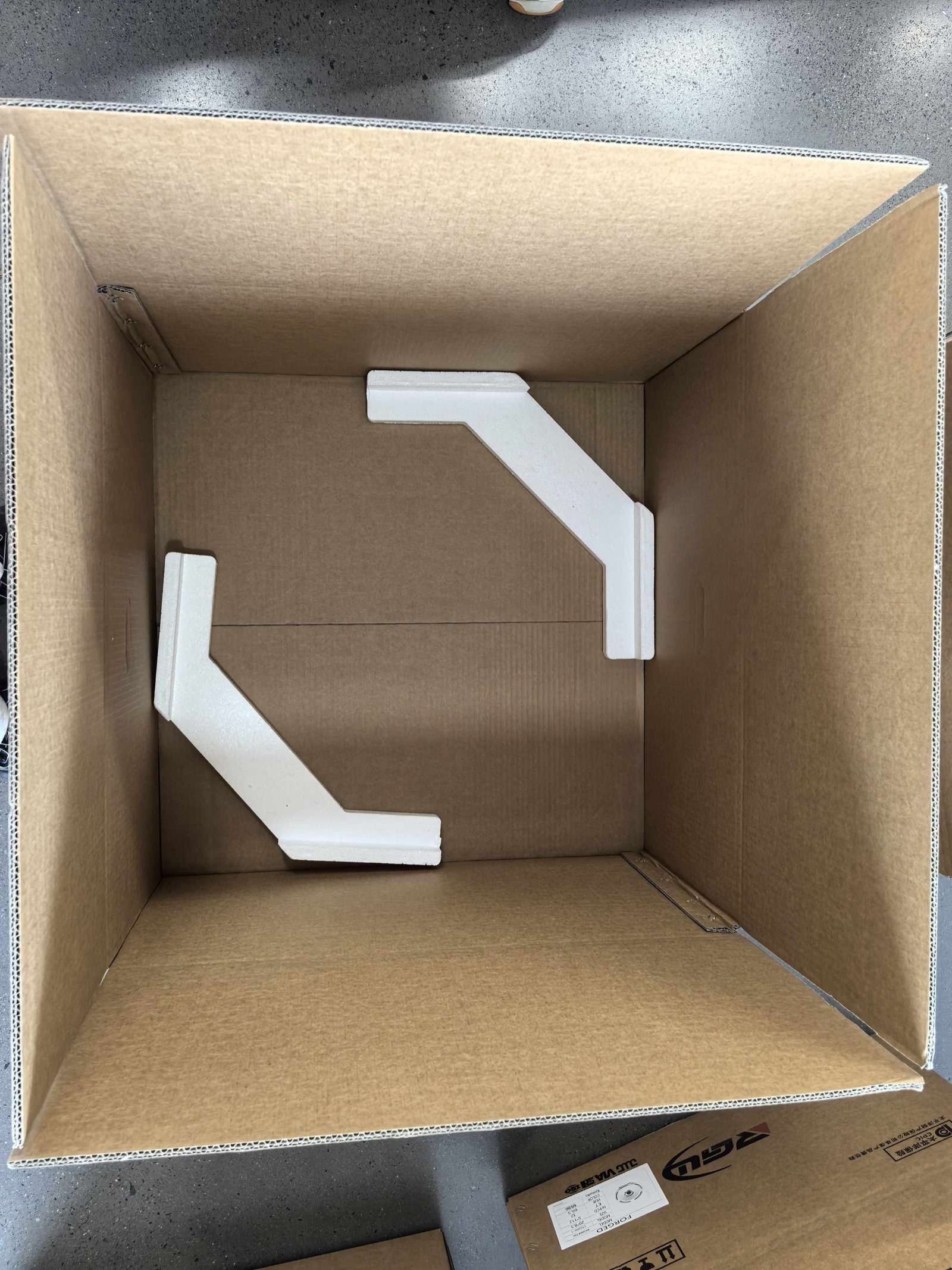01 Carton + foam corner guards